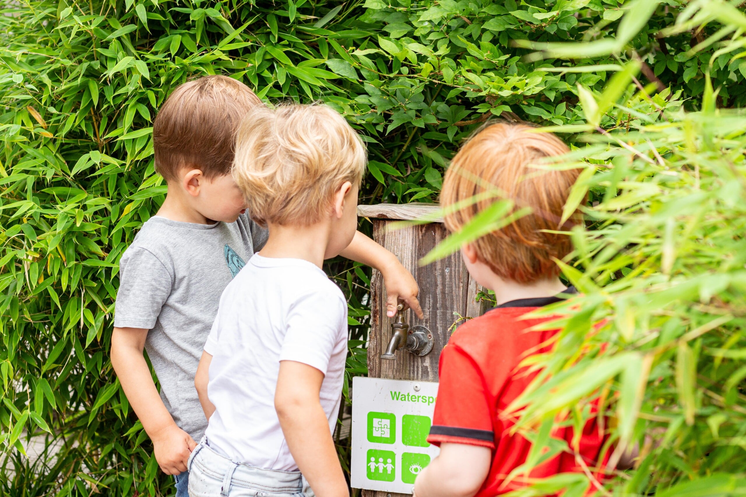 Peuters op ontdekkingstocht in de tuin