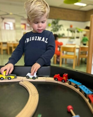 Deze week zijn de kinderen van de 3+ groep in Chaam begonnen met het thema verkeer.
Samen ontdekken we wat daar allemaal bij hoort en spelen we met verschillende voertuigen.