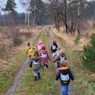 Afgelopen week zijn wij samen met de peuters uit Chaam op pad geweest. Met de Gocab (bakfiets) zijn we naar het bos gegaan. Onderweg kwamen we auto’s, vrachtwagens, bussen en zelfs wielrenners tegen! Weet je wat zo leuk was dat ze allemaal naar ons zwaaiden!

Toen we in het bos aankwamen was het tijd om te gaan spelen. We konden lekker gaan rennen, klimmen, klauteren en genieten van de natuur. Als afsluiter hebben we nog lekker van ons fruit kunnen smullen in het bos! Je hebt niet veel nodig om er z'n top dag van te maken!♡