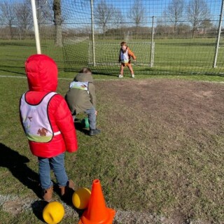 De carnavalsvakantie zit er weer op, maar wat een geluk! De kinderen van basisschool De Driesprong hadden vandaag een studiedag.  Er stonden vandaag weer veel leuke activiteiten op het programma! 

We mochten namelijk bij VV Chaam leuke spellen doen op het voetbalveld. 
We konden voetballen, tennissen en we renden een parcours. ⚽️🎾 

Op het schoolplein stond vandaag een groot springkussen, waar we lekker op konden klimmen, klauteren en springen!

Het was koud maar met het zonnetje erbij was het toch nog heerlijk buiten. ☀️ Hebben jullie vandaag ook een leuke dag gehad?