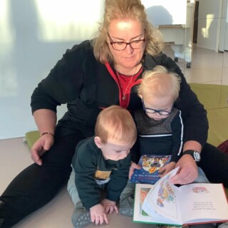‘Hoi, mijn naam is Margriet en ik werk graag met groepen die bestaan uit kinderen met verschillende leeftijden. Bij de BSO geef ik de kinderen graag een gezellige actieve middag, waar ze hun energie kwijt kunnen of juist tot rust kunnen komen. Hierbij houd ik rekening met de verschillende talenten en interesse van de kinderen, zodat ze het beste uit zichzelf kunnen halen. Wat ik ook zo leuk vindt aan werken met kinderen is dat zij veel positiviteit en humor los maken. Het doet me goed als ik zie dat de kinderen het naar hun zin hebben en we lekker gelachen hebben met elkaar. Ik hoop dit werk nog lang te kunnen doen.’
#werkenindekinderopvang #Kinderopvang #puurkinderopvang