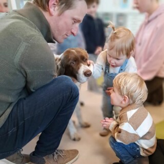 Afgelopen vrijdag hadden wij een hond op bezoek, een echte! We mochten hem bekijken en aaien. De dierenarts had een koffer vol met spullen meegenomen die gebruikt worden om dieren beter te maken. Een aantal van jullie mochten de dierenarts helpen met het aanleggen van een verband aan de poot van de hond of het zetten van een spuit. Snel beter worden hond! En bedankt dierenarts voor deze té leuke ervaring! #puurkinderopvang #kinderopvang #ervaren #dieren