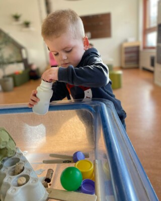 Spelen en knutselen is niet alleen belangrijk voor de fijne motoriek van je kind. Het stimuleert ook de creativiteit, leert kinderen waarnemen en vergroot hun ruimtelijk inzicht.

Het materiaal dat je gebruikt om te spelen, hoeft niet altijd duur speelgoed te zijn. Met kosteloos materiaal kun je alle kanten op, en het is een echte aanwinst voor kinderen.

Tijdens het spel kan je kinderen observeren.
Kinderen ontdekken of iets open/dicht kan of maakt het materiaal soms geluid? Als je ziet wat het kind leuk vindt, kan je dit spel uitbreiden: zoals iets verstoppen in de fles, het deksel erbij halen, een tak wordt een trommelstok... Niets moet, alles kan.

#PUURkinderopvang #kosteloosmateriaal #peuteropvang