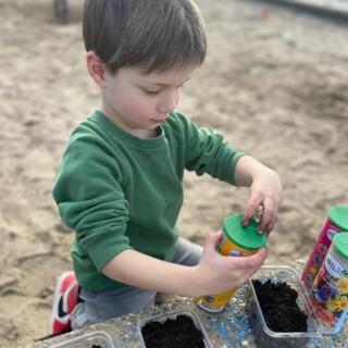 Wisten jullie dat het vandaag Nationale boomplant dag is? 🌳 Helaas konden we door alle regen van vorige week niet naar de akker toe om boompjes te planten, maar natuurlijk laten we deze dag niet voorbij gaan. 🌱  Bakjes, potgrond, zaadjes en ta da! Nu nog goed voor de zaadjes zorgen zodat er snel mooie bloemen uitkomen! 🌻🌷